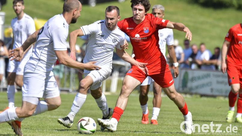 Vergangenes Saison war noch die zweite Garde im Relegationsspiel gegen Gebenbach zu Gast. Der 1. FC Schwarzenfeld bekommt es im Toto-Pokal allerdings mit der ersten Mannschaft der SpVgg Unterhaching (rot) zu tun. Bild: Hubert Ziegler