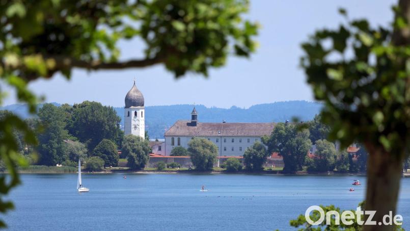 Der Chiemsee mit der Fraueninsel ist ein beliebtes Ausflugsziel in Oberbayern. (Archivbild) Bild: Karl-Josef Hildenbrand/dpa