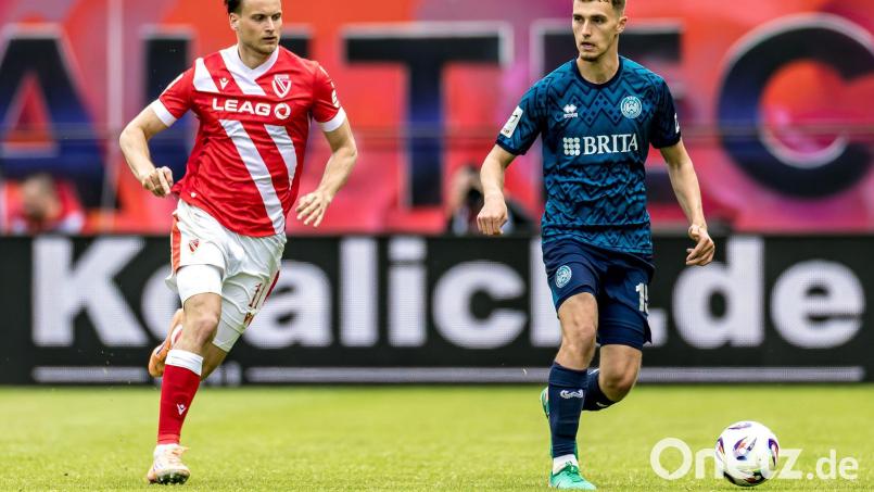Moritz Hannemann (l.) traf im abgebrochenen Test gegen den Halleschen FC. Bild: Frank Hammerschmidt/dpa
