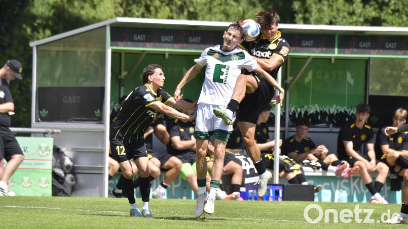 Harte Nuss: Die DJK Ammerthal (weiß) ging gegen SpVgg Bayreuth mit1:9 unter. Bild: Hubert Ziegler