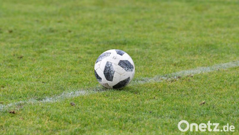 Eine Frau will spielenden Kindern im Landkreis Regensburg einen Fußball nicht mehr zurückgeben, nachdem dieser über den Gartenzaun flog. Das führt zu einem ungewöhnlichen Polizeieinsatz. Symbolbild: Ziegler