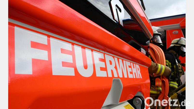 Die Feuerwehr ging unter Atemschutz zur Brandbekämpfung an der Rundballenpresse vor. (Symbolbild) Bild: Bernd Weißbrod/dpa