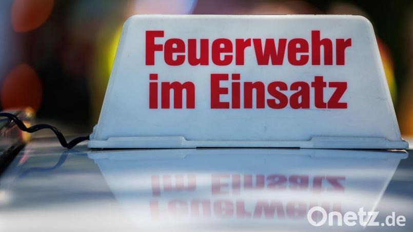 Einsatzkräfte der Feuerwehr löschen die Brände. (Symbolbild) Bild: Daniel Karmann/dpa