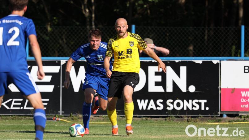 Positiv gestimmt: Ambergs Spielertrainer Friedrich Lieder (rechts) ist nach dem 4:0-Erfolg gegen den SV Etzenricht durchaus zufrieden mit der Vorbereitung seines Teams. Bild: Dieter Jäschke