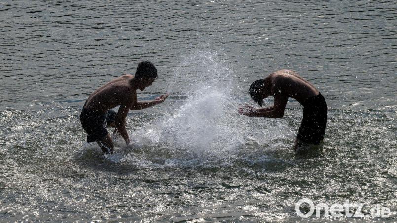 Es wird wieder sommerlich heiß im Freistaat. (Symbolbild) Bild: Peter Kneffel/dpa