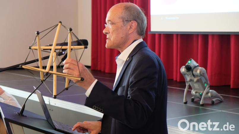 Mit dem Meditationsobjekt einer NASA-Erkundungssonde veranschaulichte Professor Dr. Günter Leugering die Ergebnisse der KI-Forschung im Zusammenhang mit dem Denken der Menschen. Bild: Robert Dotzauer