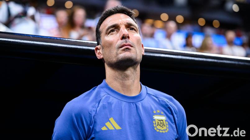 Argentiniens Trainer Lionel Scaloni blickt optimistisch dem WM-Viertelfinale gegen die Schweiz entgegen. Bild: Tom Weller/dpa