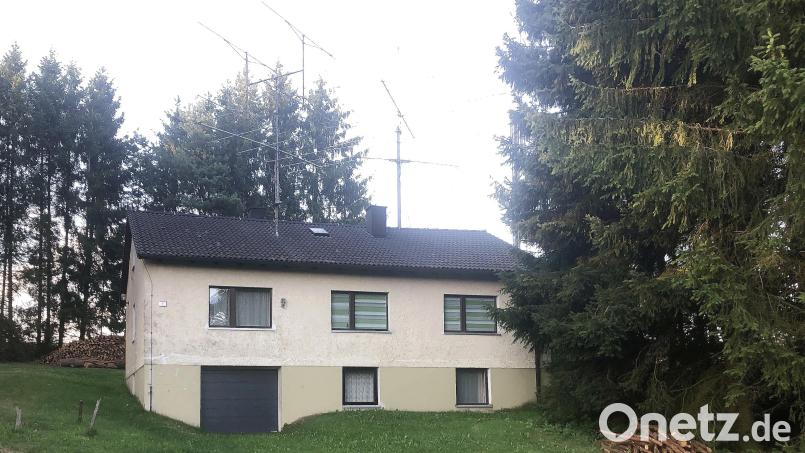 Im Osten des als "Funkerheim" bekannten Anwesens in Thann soll eine Lagerhalle errichtet werden. Bild: wro