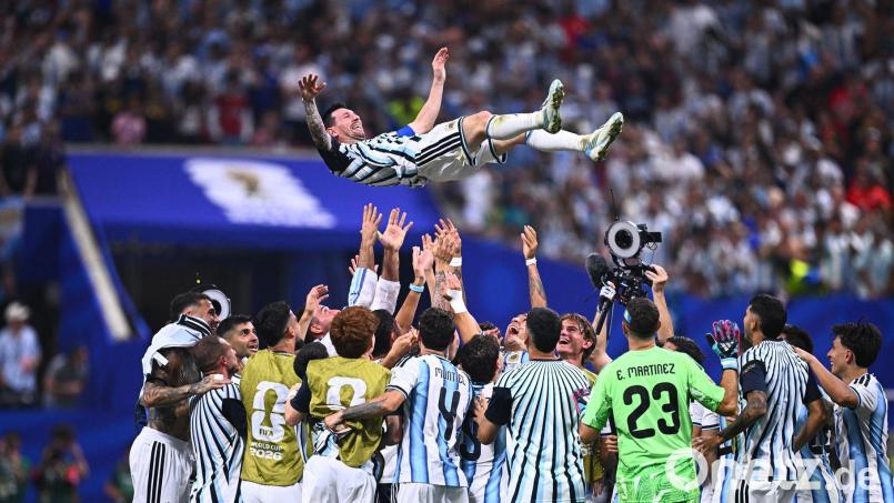 Lione Messi wird gefeiert. (Archivbild) Bild: Tom Weller/dpa