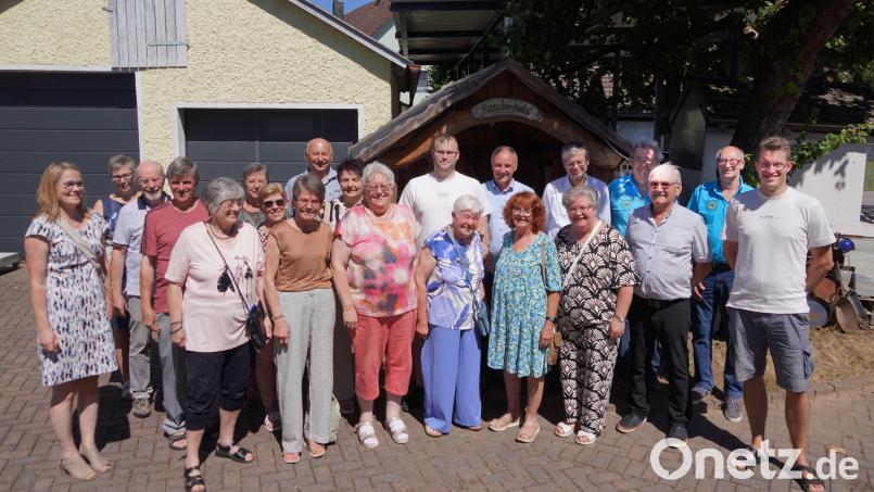Heidi Beierl (Vordere Reihe 5. von rechts) feiert mit vielen Gästen ihren 80. Geburtstag Bild: fvo
