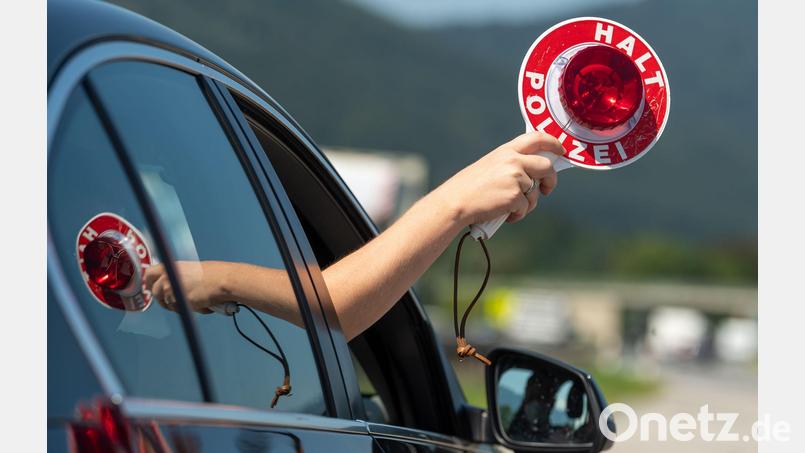Der Wagen war unter falschen Personalien angemietet worden - deshalb wollte die Polizei ihn stoppen. (Symbolbild) Bild: Peter Kneffel/dpa