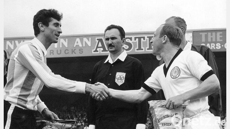 Die WM 1966 machte Antonio Rattín (l) berühmt. Nun ist der einstige argentinische Fußballer im Alter von 89 Jahren gestorben. (Archivbild) Bild: UPI/dpa