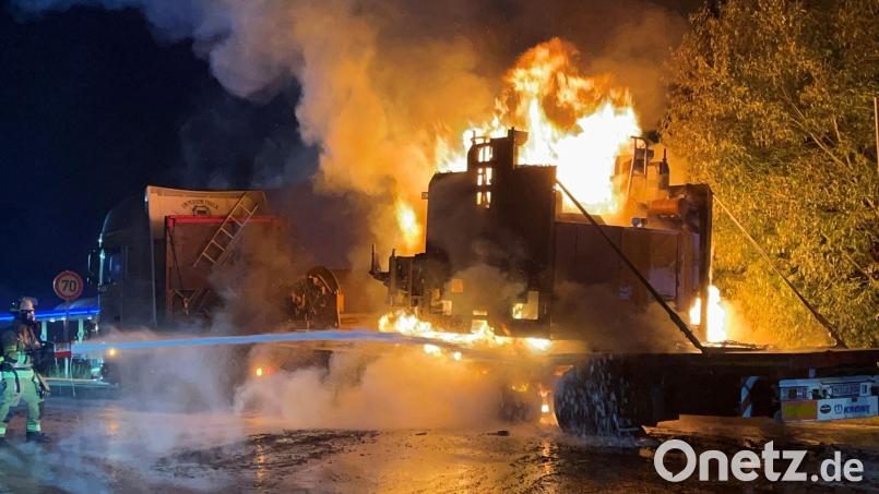 Die Löscharbeiten dauerten die ganze Nacht. Bild: Polizeiinspektion Stadtsteinach/dpa