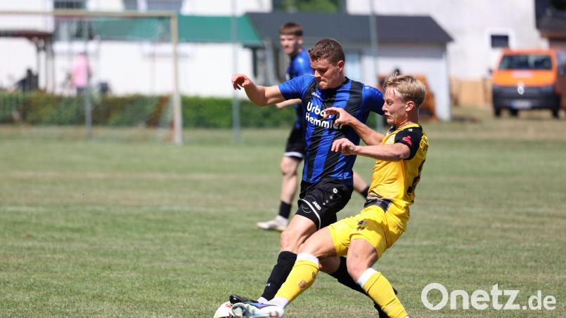 Die Saison kann kommen: Die SpVgg SV Weiden (blau) setzte sich auch im letzten Test gegen den VFC Plauen mit 2:0 durch. Archivbild: Dieter Jäschke