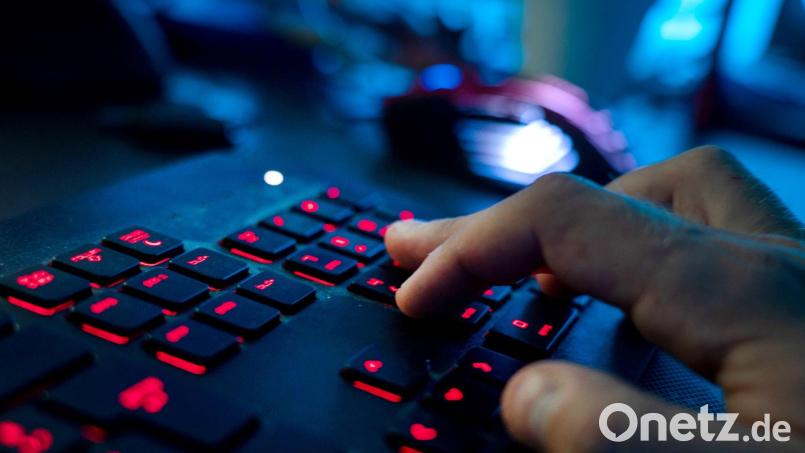 Ein Hacker erschleicht sich Fernzugriff auf den PC. Symbolbild: Nicolas Armer/dpa