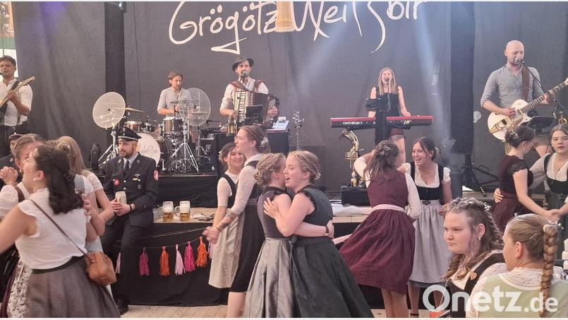 "Grögötz Weißbir" spielte, und vor der Bühne wurde getanzt. Bild: Gabriela Amann