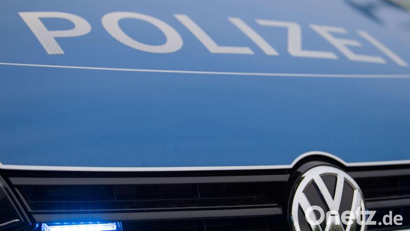 Die Polizei hält die Jugendlichen an. (Symbolbild) Bild: Lino Mirgeler/dpa