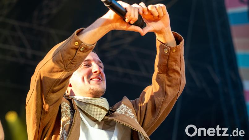Tream hat beim Auftakt seiner Open-Air-Tournee durch Deutschland in Regensburg ganz viel Liebe für seine Fans übrig. Bild: Franka Eichl