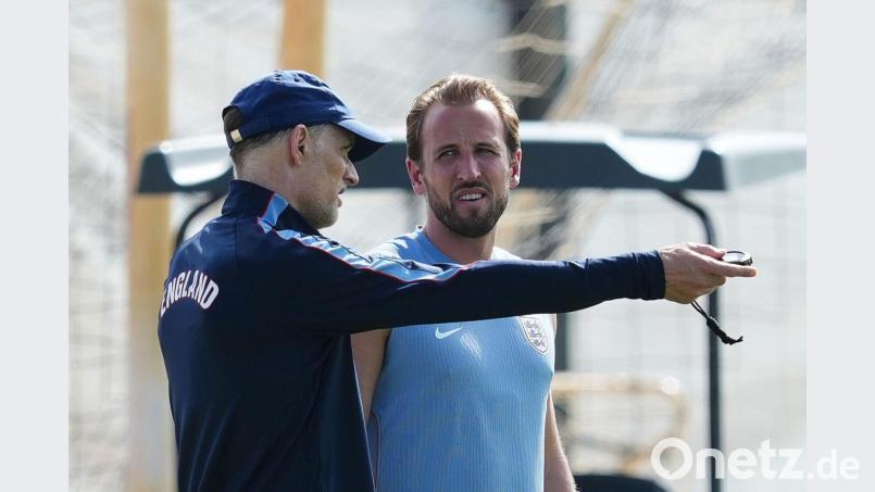 Englands Trainer Thomas Tuchel (l.) mit Stürmer Harry Kane. Bild: Martin Rickett/PA Wire/dpa