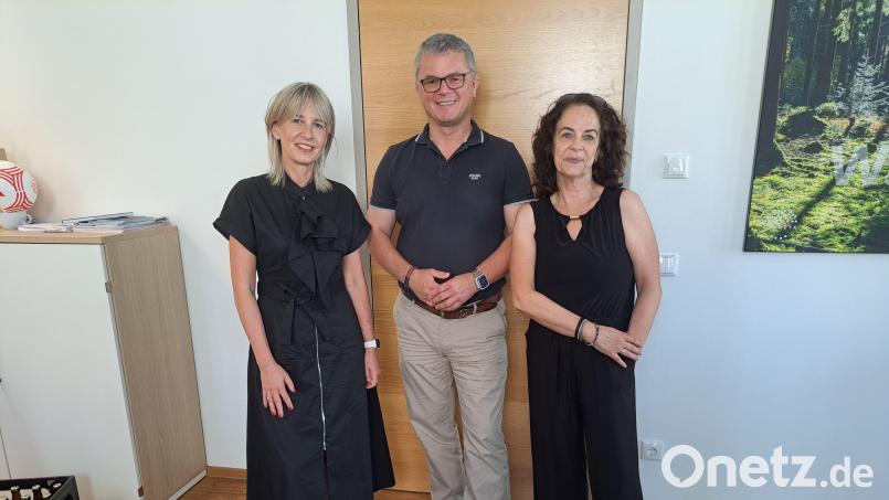 Bürgermeister Martin Birner freut sich, dass mit Andrea Fritsch (links) wieder eine Rektorin an die Grundschule kommt, die die pädagogischen Konzepte von Rektorin Sabine Bauer (rechts) weiterführt und mit neuen Ideen in die Zukunft blickt. Bild: Elfriede Weiß