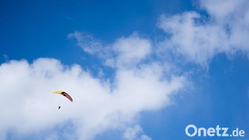 Gleitschirmfliegen ist besonders im Sommer ein beliebter Sport. Symbolbild: Nicolas Armer/dpa