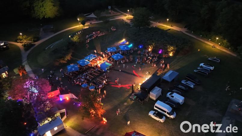 Ein Blick von oben auf das Festgelände nach Einbruch der Dunkelheit. Bild: Sebastian Wedel