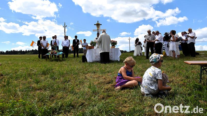 Wo vor 81 Jahren die Schaa-Feier in der Paulusbrunner Kirche stattgefunden hat, wurde das Fest mit einer Marienandacht wiederbelebt an einem Freilichtaltar . Die Andacht hielt Pfarrer Johann Trescher, dessen Großeltern aus Paulusbrunn stammten. Bild: Ulla Britta Baumer