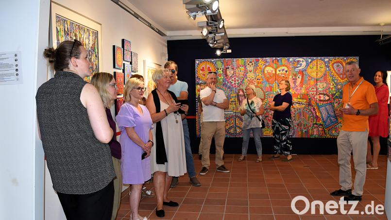 Sehr begehrt waren die alle 20 Minuten stattfindenden Führungen durch die Rizzi-Ausstellung. Bild: Ulla Britta Baumer