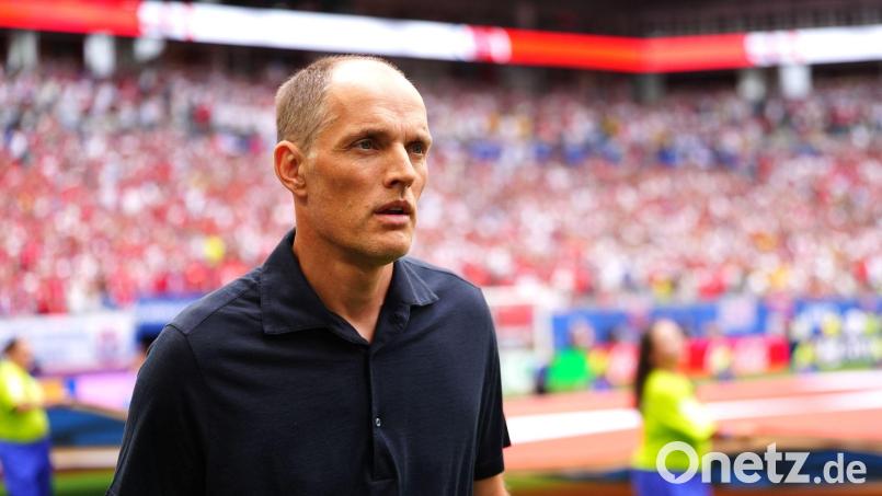 Wutausbruch am Mikrofon: England-Trainer Thomas Tuchel ärgert sich über eine Reporterfrage. Bild: Bradley Collyer/PA Wire/dpa