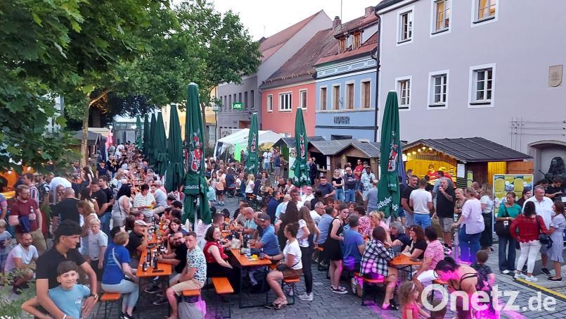 Die vollbesetzte Partymeile auf dem Oberviechtacher Marktplatz zeigt den immensen Zuspruch, den das diesjährige Bürgerfest erlebte. Bild: Georg Lang