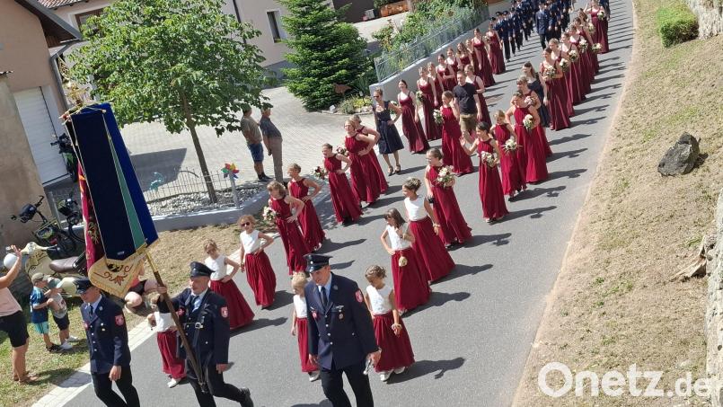 Die Festdamen und Festmädchen der Feuerwehr Rottendorf. Bild: Gabriela Amann