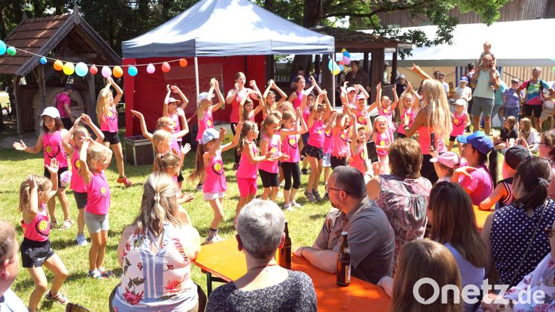 Die Zumba-Gruppe von Petra Meyer trat beim Fest auf. Bild: Bernhard Kreuzer