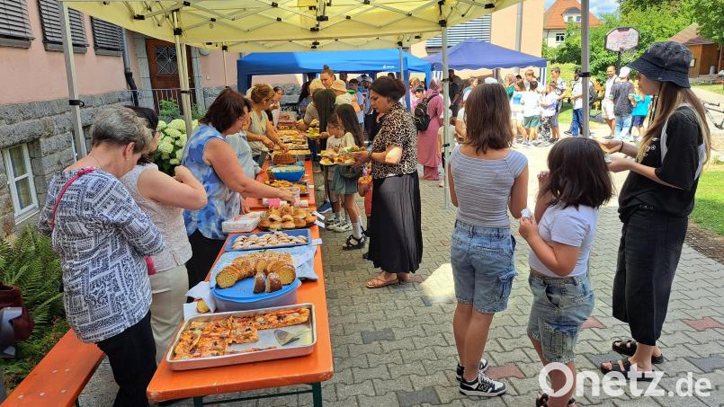 Das meterlange Buffet mit internationalen Speisen spiegelte die Vielfalt der Kulturen in Neunburg wider Bild: Elfriede Weiß