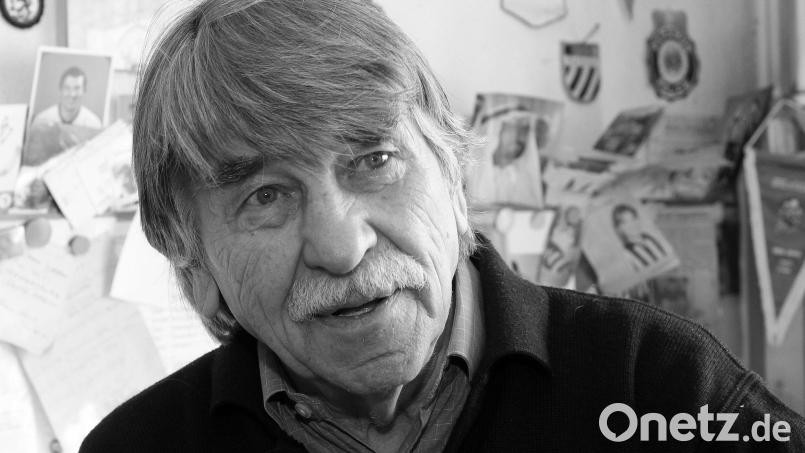 Die deutsche Schiedsrichter-Legende Josef Kompalla ist gestorben. Archivbild: Roland Weihrauch/dpa
