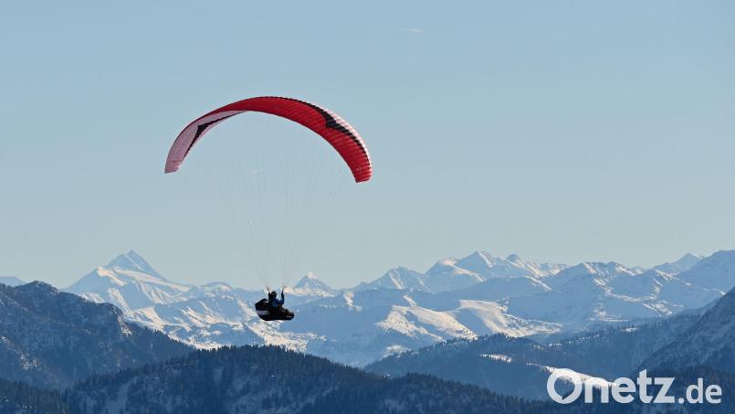Gleitschirmfliegen ist besonders im Sommer ein beliebter Sport. (Symboldbild) Bild: Tobias Hase/dpa