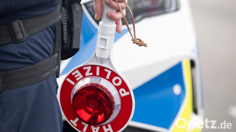 Die Verkehrspolizei kontrollierte den jungen Autofahrer. (Symbolbild) Bild: Marijan Murat/dpa