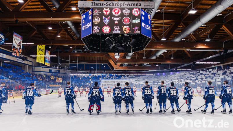 Wer steht künftig auf dem Eis vor der Kurve und wer nimmt auf der Tribüne Platz? – Nach der Verpflichtung von Brayden Tracey haben die Blue Devils Weiden einen Kontingentspieler zu viel. Bild: Werner Moller