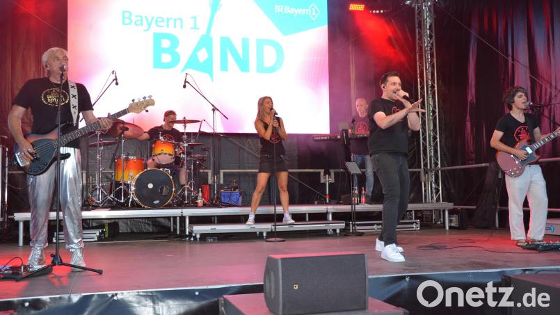 Die Bayern 1-Band mit Sängerin Tini Zettler begeisterte von Beginn an das Publikum. 8000 Menschen sangen und tanzten zur Musik. Bild: Josef Rosner