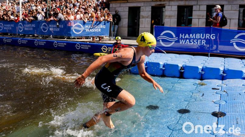 Lisa Tertsch (Deutschland) steigt aus dem Wasser. Bild: Philipp Szyza/dpa