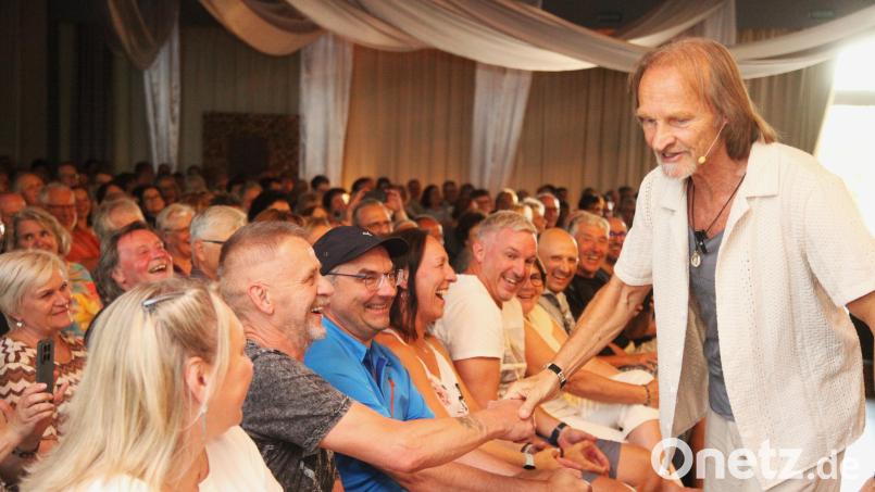 Stand-up-Comedian Eisi Gulp, alias Werner Eisenrieder, begrüßte bei seinem Gastspiel in Schwarzenfeld die Besucher der ersten Reihe persönlich mit Handschlag. Bild: Rudolf Hirsch