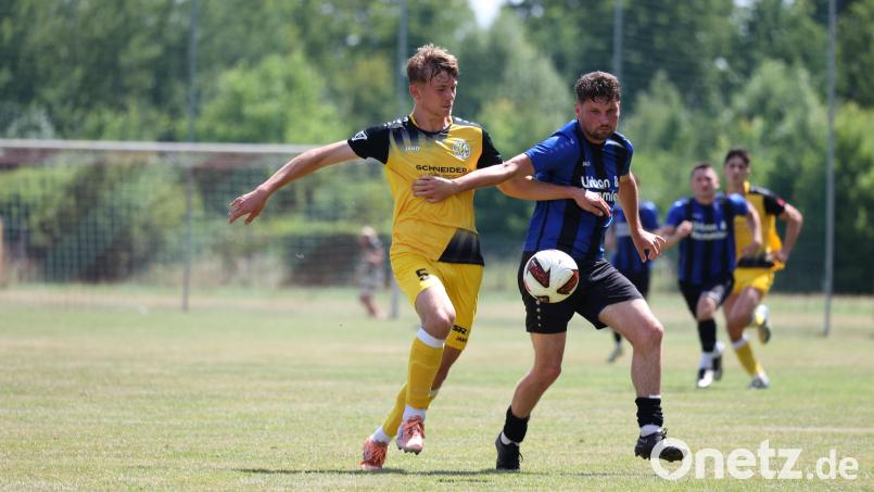 SpVgg-SV-Stürmer Josef Rodler (rechts) sorgte für das 2:0 gegen den VFC Plauen. Bild: Dieter Jäschke