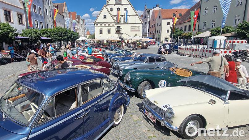 Alle Teilnehmer der Rundfahrt versammelten sich auf dem Weidener Marktplatz. Bild: Reinhard Kreuzer