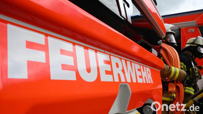 Als der Mann die Werkstatt verlässt, ist die Feuerwehr bereits da. (Symbolbild) Bild: Bernd Weißbrod/dpa