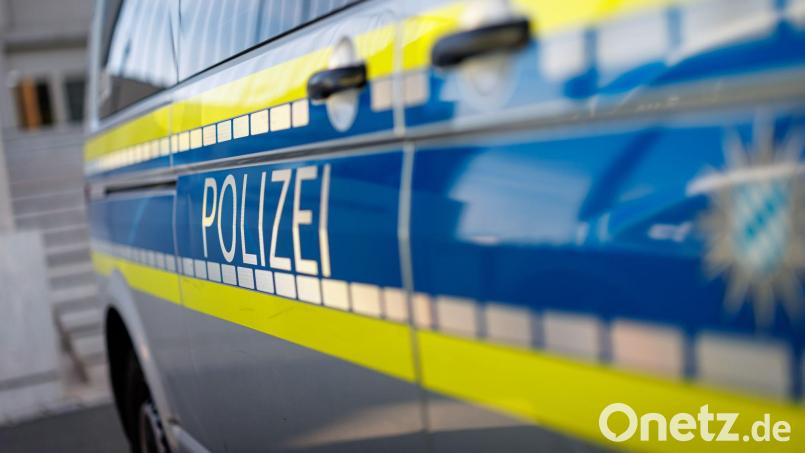 Ein unbekannter Fahrer beschädigt erneut das Vordach eines Drogeriemarktes in Weiden. Die Polizei sucht Zeugen. Symbolbild: Daniel Karmann/dpa