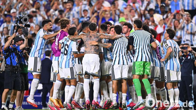 Argentinien feiert den Halbfinaleinzug. Bild: Tom Weller/dpa