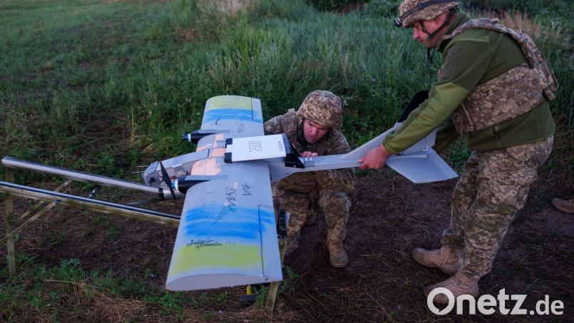 Für Schläge gegen Ziele im Asowschen Meer nutzt die Ukraine auch Drohnen mit mittlerer Reichweite. (Archivbild) Bild: Evgeniy Maloletka/AP/dpa