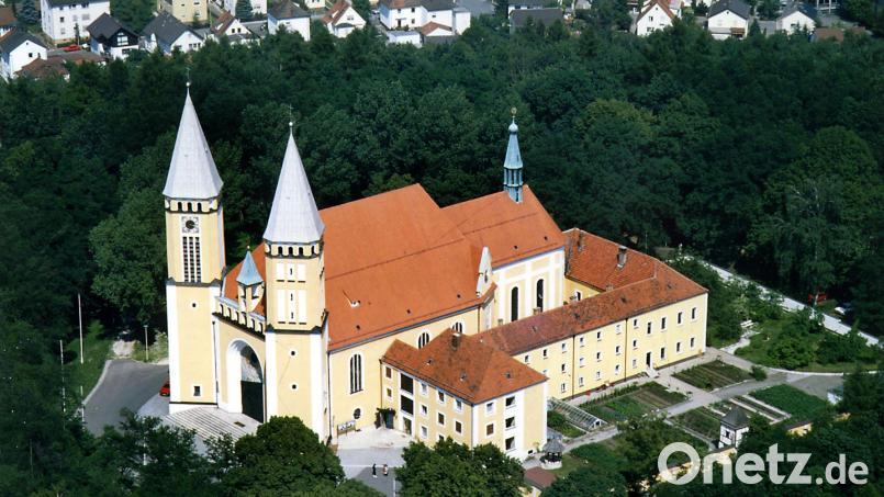 Ein unbekannter Täter beschädigt mehrere Kirchenfenster im Kreuzbergviertel in Schwandorf. Die Polizei sucht Zeugen. Symbolbild: Gerhard Götz