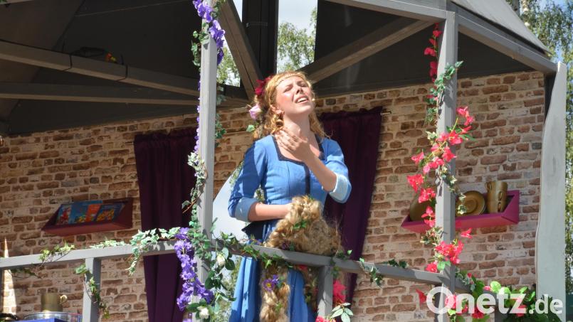 "Rapunzel" (Mia Puhane) ist im Turm eingesperrt und richtig unglücklich. Bild: Elisabeth Dobmayer