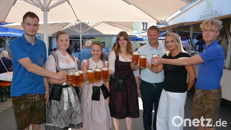 "Ozapft is", mit diesem Spruch eröffnete Bürgermeister Stefan Grillmeier (Dritter von rechts) das 21. Zoiglfest am Anger. Bild: Josef Rosner
