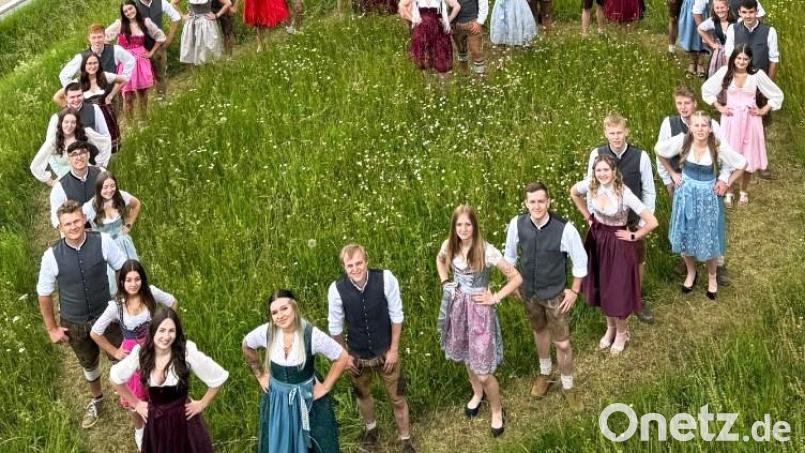 In herzförmiger Aufstellung präsentieren sich die 22 Paare, welche heuer in Ritzenfeld die Kirwa austanzen Bild: Norbert Weis